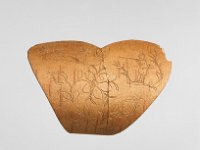Ame 2 a  Ame 2, Nordamerika/Kanada, Nordöstliches Waldland, St. Lawrence Strom, Unbestimmt, europäischer Einfluss,Um 1775, Zierelement aus Birkenrinde, Birkenrinde, B 10,6 cm, L ca. 11,6 cm : Museumsfoto: Claus Cordes, Bestandskatalog Ethnologie